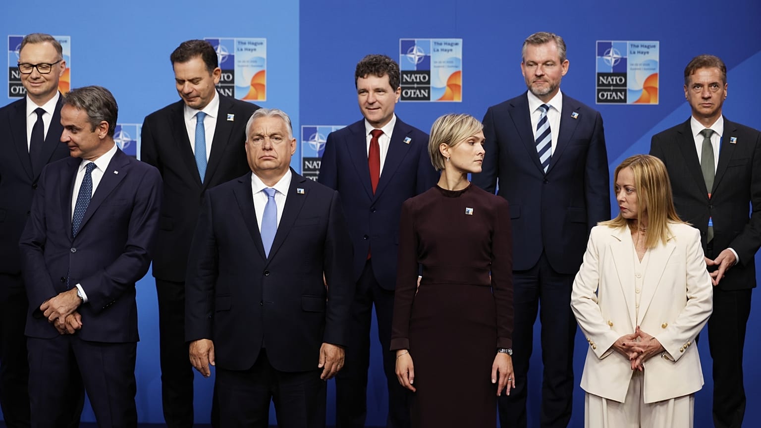 A magyar kormányfő a hágai NATO-csúcs többi résztvevőjével 