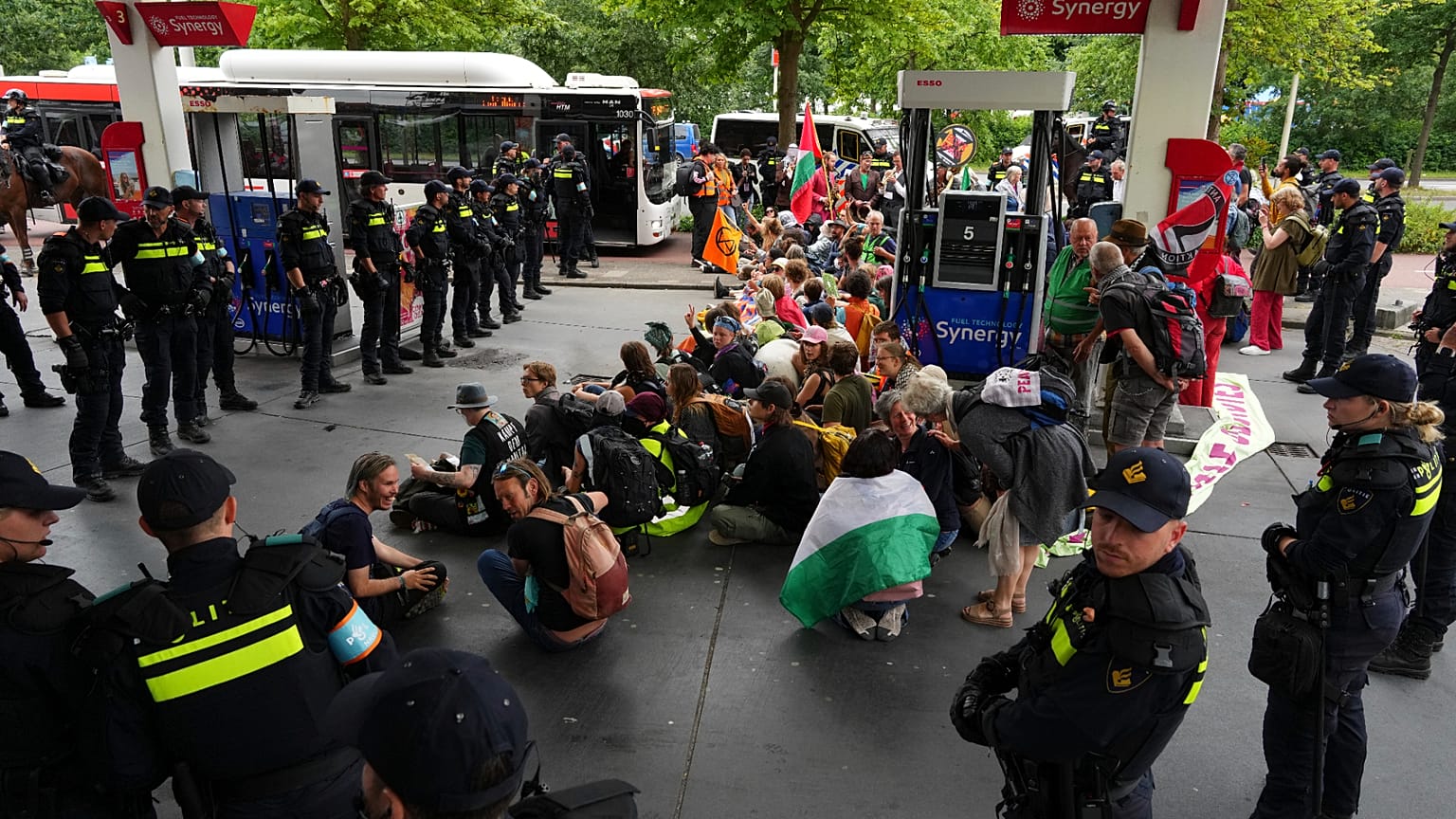 Polizei blockiert Demonstranten, die gegen den NATO-Gipfel in Den Haag protestieren