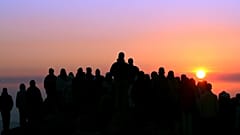 أعضاء حركة دينية دولية تُدعى "الأخوة البيضاء" يتطلعون إلى شروق الشمس، جنوب العاصمة البلغارية صوفيا، يوم السبت 18 أغسطس 2007. 