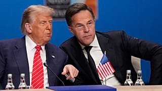 El presidente Donald Trump y el secretario general de la OTAN, Mark Rutte, asisten a una sesión plenaria en la cumbre de la OTAN en La Haya, Países Bajos, 25 de junio de 2025