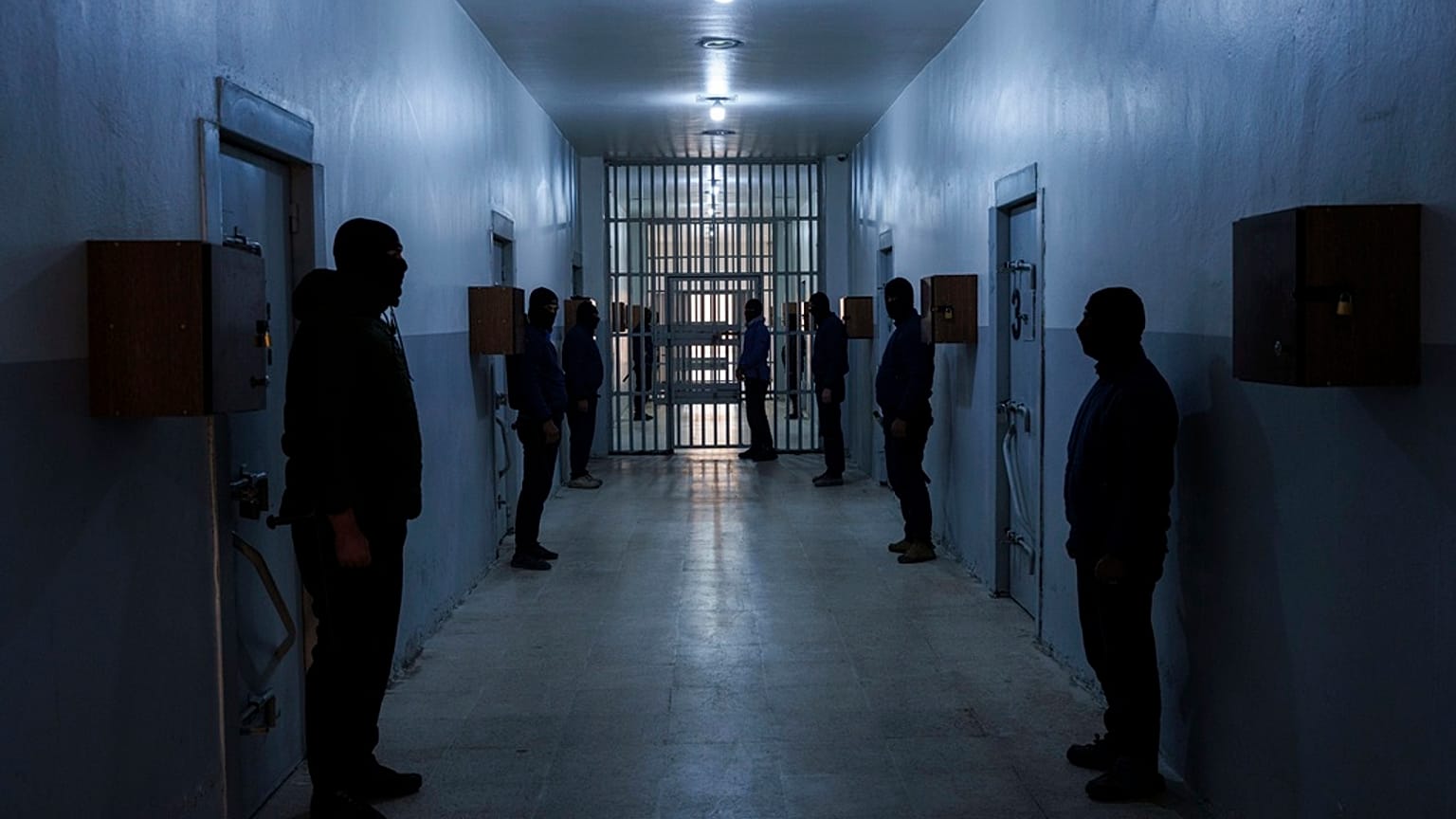 حراس يقفون في ممر داخل سجن غويران الذي تديره قوات سوريا الديمقراطية، ويضم رجالًا متهمين بأنهم مقاتلون في تنظيم داعش، في مدينة الحسكة شمال شرق سوريا، يوم الجمعة، 31 يناير 2025.