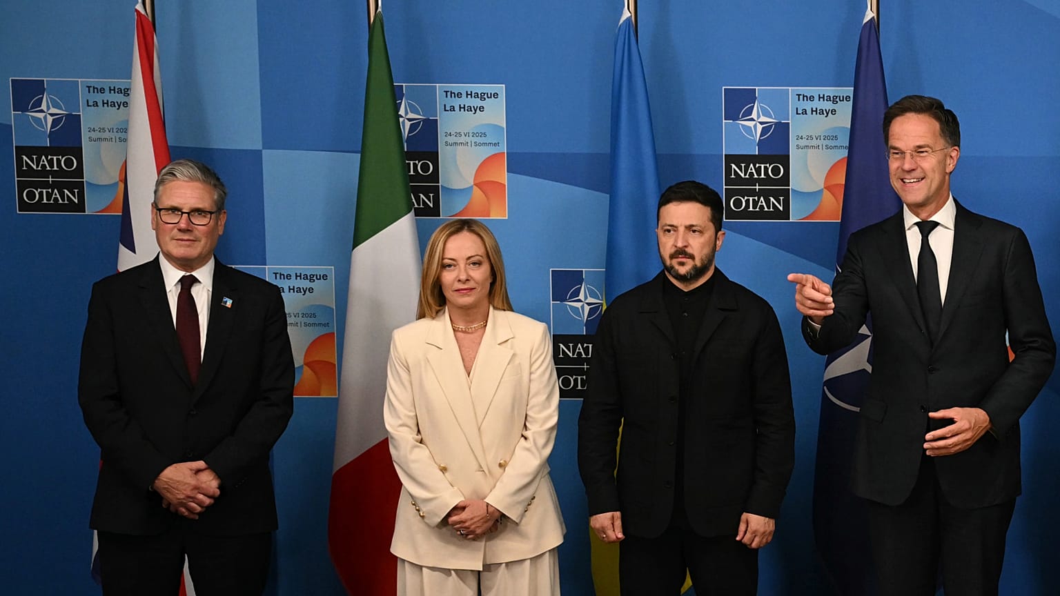 Il primo ministro britannico Keir Starmer, da sinistra, la premier italiana Giorgia Meloni, il presidente ucraino Volodymyr Zelensky e il segretario della Nato Rutte all'Aia