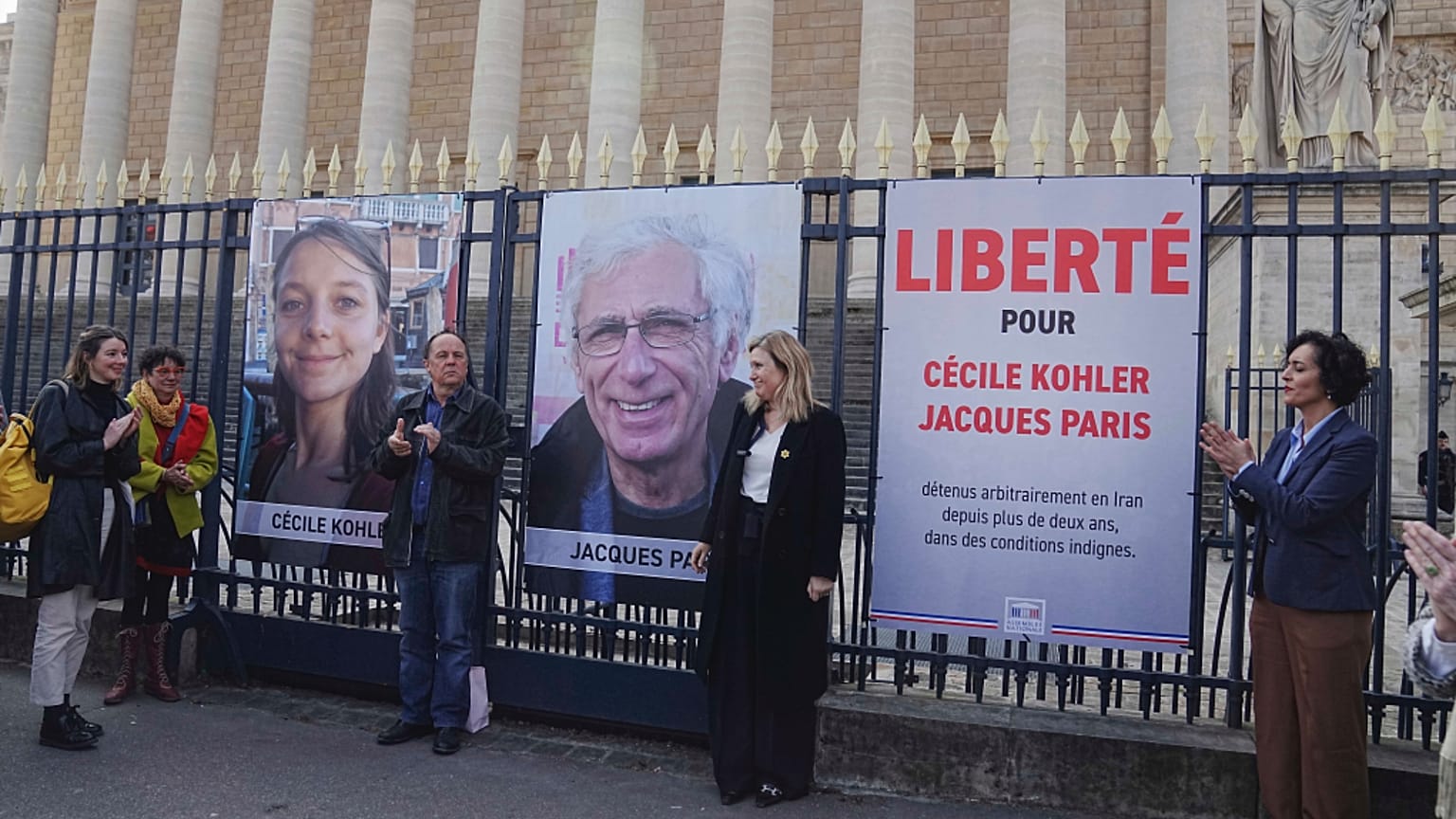 Die Familie von Cécile Kohler, neben der Präsidentin der französischen Nationalversammlung, Yael Braun-Pivet, vor der Nationalversammlung, 25. März 2025.