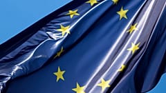 La bandera europea ondea frente al edificio del Parlamento alemán, el Reichstag, en Berlín, jueves 23 de junio de 2016. 