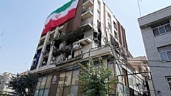 علم إيراني معلق على مبنى تعرض لضربة إسرائيلية الأسبوع الماضي ، في طهران ، إيران ، الأربعاء ، 25 يونيو ، 2025.