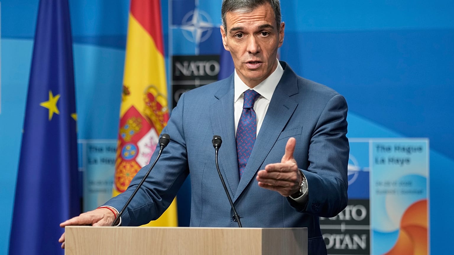 Il primo ministro spagnolo, Pedro Sanchez, parla durante una conferenza stampa al vertice Nato nei Paesi Bassi (25 giugno 2025)