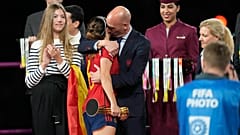 El presidente de la Federación Española de Fútbol, ​​Luis Rubiales, abraza a la futbolista Aitana Bonmatí en el podio tras la victoria de España en la final del Mundial, 2023.