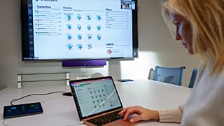 Frida Polli, cofondatrice et PDG de Pymetrics, fait une démonstration de la technologie d'IA utilisée pour évaluer les compétences professionnelles lors d'un entretien avec AP.