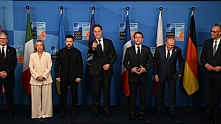زعماء مجموعة الدول الأوروبية الخمس يلتقطون صورة جماعية إلى جانب الأمين العام لحلف الناتو والرئيس الأوكراني على هامش قمة الحلف في لاهاي، 25 يونيو 2025.