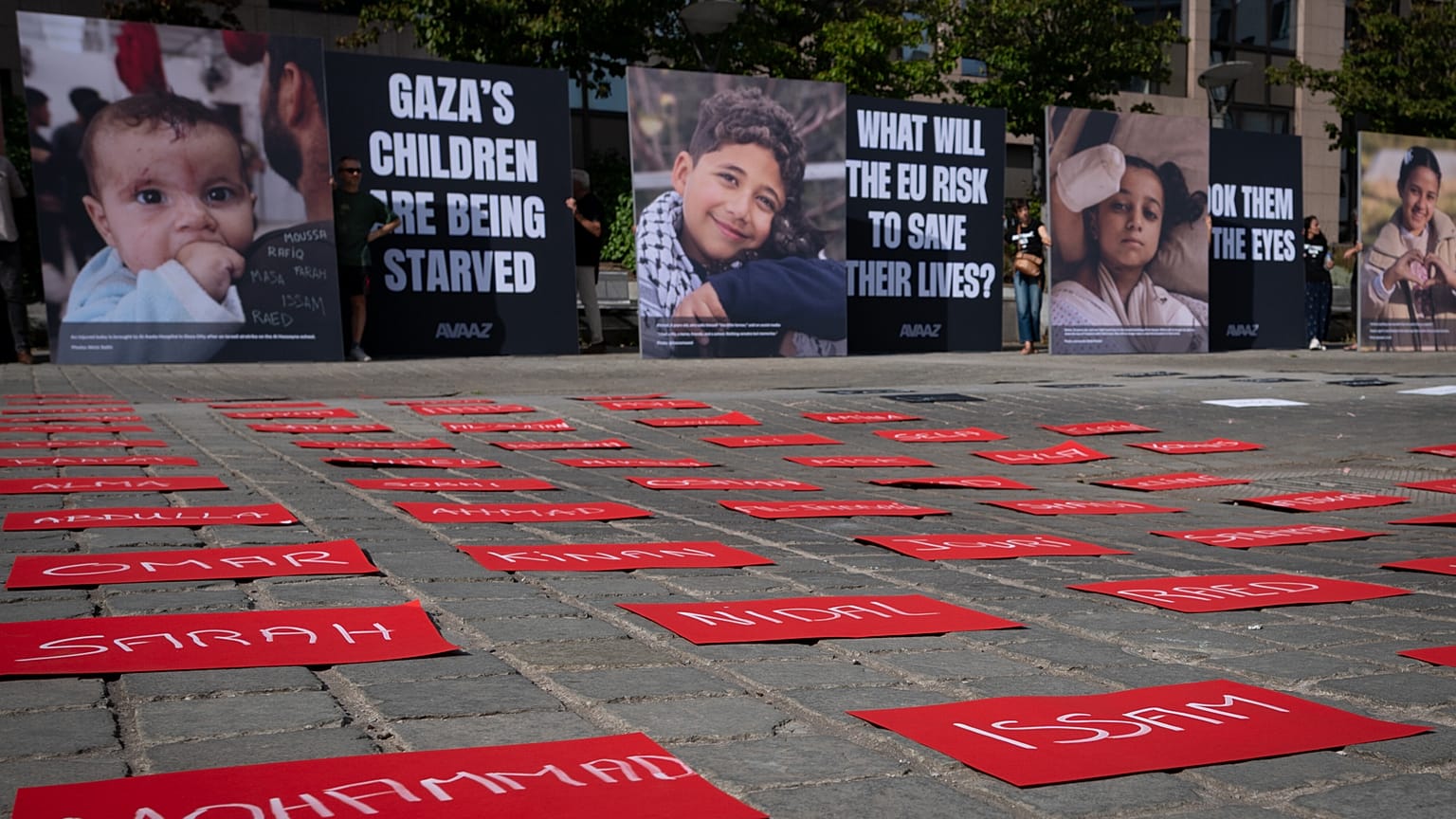 Installazione di strada sulla storia dei bambini di Gaza, per sollecitare i leader dell'UE ad agire a Bruxelles, Belgio, 25.06.2025.