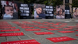 Instalação de rua sobre a história das crianças de Gaza, exortando os líderes da UE a atuar em Bruxelas, Bélgica, 25.06.2025.