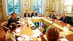 Ο πρόεδρος της Γαλλίας Εμανουέλ Μακρόν συναντά τον γενικό διευθυντή του Διεθνούς Οργανισμού Ατομικής Ενέργειας Ραφαέλ Μαριάνο Γκρόσι στο Μέγαρο των Ηλυσίων, Τετάρτη 25 Ιουνίου 2025.