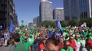 هزاران نفر در بروکسل در پنجمین اعتصاب عمومی امسال به دلیل برنامه های دولت فدرال برای کاهش و اصلاح حقوق بازنشستگی اعتراض کردند، بروکسل، بلژیک، چهارشنبه، 25 ژوئن 2025