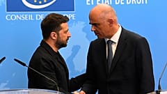 Ο πρόεδρος της Ουκρανίας Volodymyr Zelenskyy σφίγγει τα χέρια με τον επικεφαλής του Συμβουλίου της Ευρώπης Alain Berset σε συνέντευξη Τύπου μετά την υπογραφή της συμφωνίας για το δικαστήριο, Στρασβούργο, 25 Ιουνίου 2025