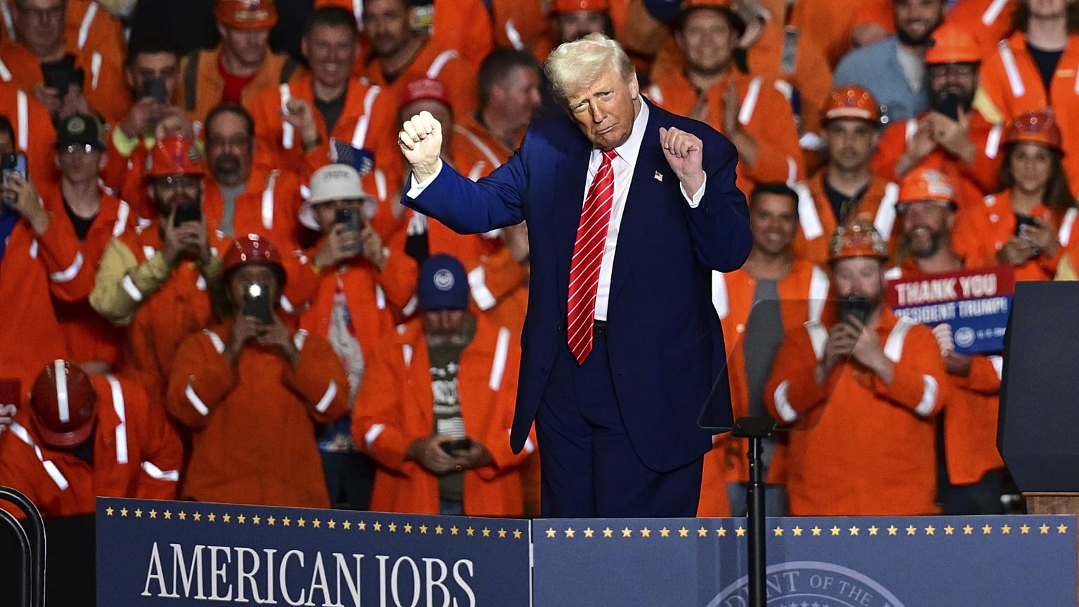 El presidente Donald Trump baila tras hablar en la planta de US Steel Mon Valley Works-Irvin. Mifflin, Pa. 30 de mayo de 2025.