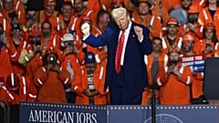 El presidente Donald Trump baila tras hablar en la planta de US Steel Mon Valley Works-Irvin. Mifflin, Pa. 30 de mayo de 2025.