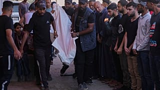 فلسطينيون يحملون جثمان شخص قُتل خلال غارة إسرائيلية، في جنازة في دير البلح
