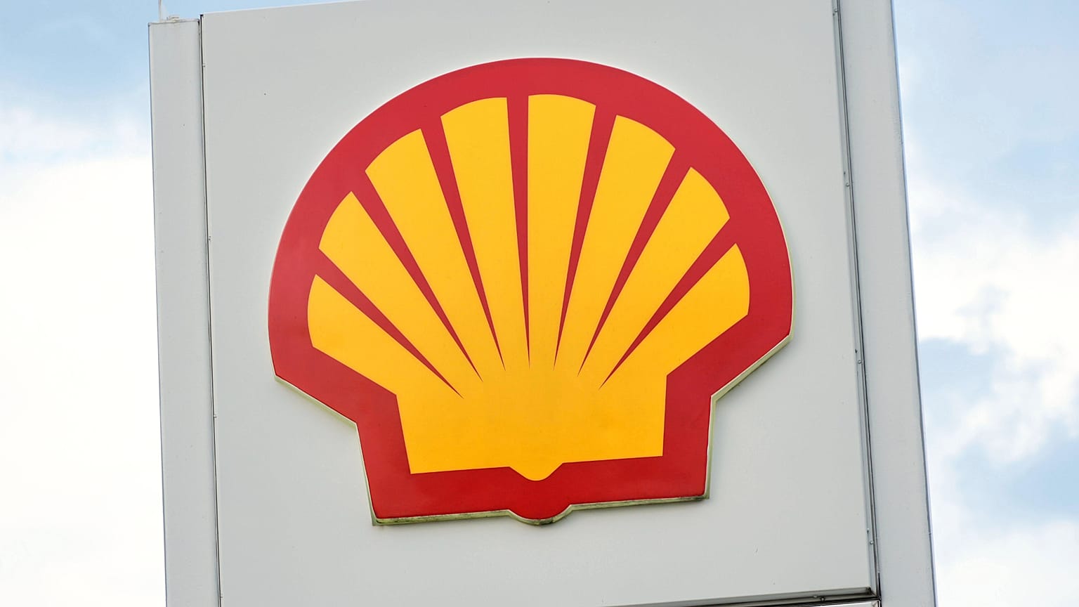 Το λογότυπο της Shell Oil μπροστά από ένα πρατήριο καυσίμων Shell στο Πίτσμπουργκ. 25 Ιουνίου 2025.