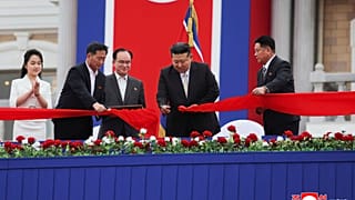 Kuzey Kore lideri Kim Jong Un, Kuzey Kore'de Wonsan-Kalma kıyı turizm bölgesinin tamamlanma töreni sırasında açılış bandını kesiyor.
