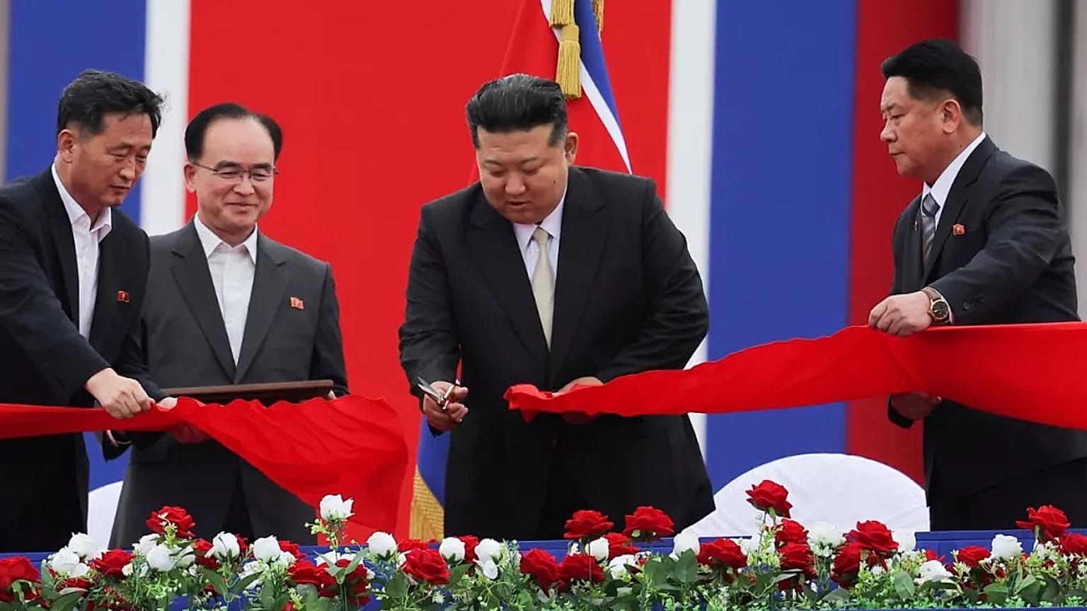 El líder norcoreano Kim Jong Un corta la cinta inaugural durante una ceremonia en la zona turística costera de Wonsan-Kalma, en Corea del Norte.
