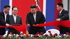 El líder norcoreano Kim Jong Un corta la cinta inaugural durante una ceremonia en la zona turística costera de Wonsan-Kalma, en Corea del Norte.
