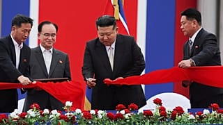 El líder norcoreano Kim Jong Un corta la cinta inaugural durante una ceremonia en la zona turística costera de Wonsan-Kalma, en Corea del Norte.