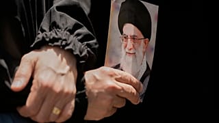 مؤيدة لحزب الله تحمل صورة المرشد الأعلى الإيراني آية الله علي خامنئي، أثناء حضورها احتجاجًا على الهجمات الإسرائيلية على مدن متعددة في جميع أنحاء إيران
