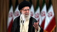 ΑΡΧΕΙΟ - Ο ανώτατος ηγέτης του Ιράν Αγιατολάχ Αλί Χαμενεΐ μιλάει στην Τεχεράνη, 5 Ιουλίου 2025