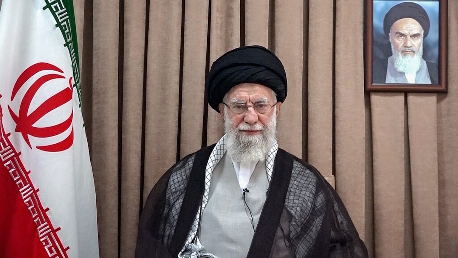 Ali Khamenei ajatollah, az iráni legfelsőbb vezető 
