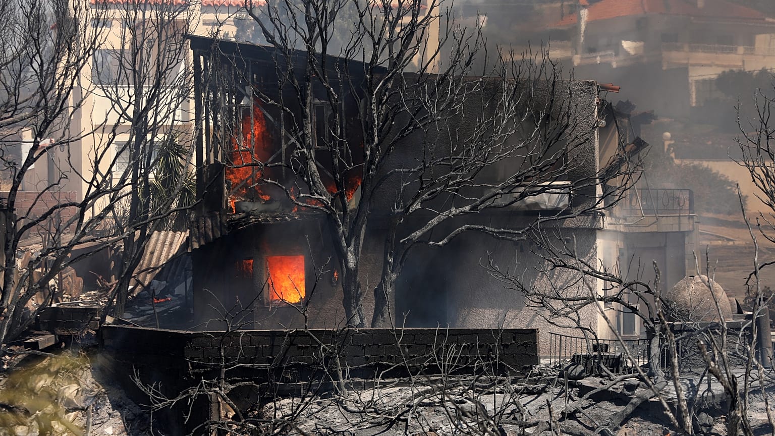 Καμμένο σπίτι στην Παλαιά Φώκαια