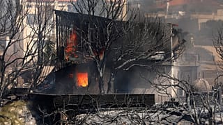 Καμμένο σπίτι στην Παλαιά Φώκαια