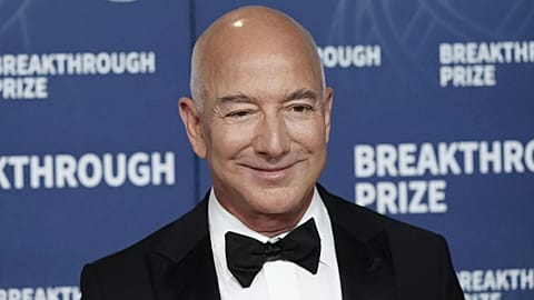 Jeff Bezos, 5 Nisan 2025 Cumartesi günü Los Angeles'ta düzenlenen Çığır Açan Ödül Töreni'nde.