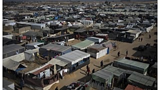 مخيم مؤقت للنازحين داخل غزة في بداية الحرب. 1 يناير 2024