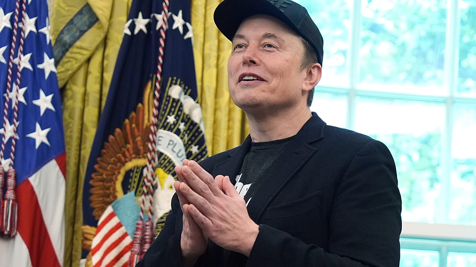 Elon Musk gestykuluje podczas konferencji prasowej z prezydentem Donaldem Trumpem w Gabinecie Owalnym Białego Domu w piątek 30 maja 2025 r. w Waszyngtonie.