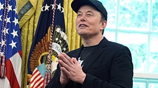 Elon Musk gestykuluje podczas konferencji prasowej z prezydentem Donaldem Trumpem w Gabinecie Owalnym Białego Domu w piątek 30 maja 2025 r. w Waszyngtonie.