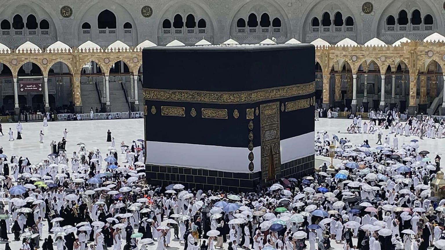Peregrinos muçulmanos circundam a Kaaba na Grande Mesquita de Meca durante a época do Hajj - 4 de junho de 2025