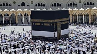 Muslimische Pilger umrunden die Kaaba in der Großen Moschee in Mekka während der Hadsch-Saison - 4. Juni 2025