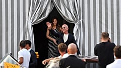 Ο ιδρυτής της Amazon Jeff Bezos, δεξιά, και η Lauren Sanchez μπροστά από το ξενοδοχείο τους στη Βενετία, την πόλη που επέλεξαν για το γάμο τους