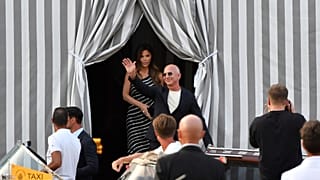 Az Amazon alapítója, Jeff Bezos (jobbra) és Lauren Sanchez az esküvő helyszínéül választott velencei szállodájuk előtt.