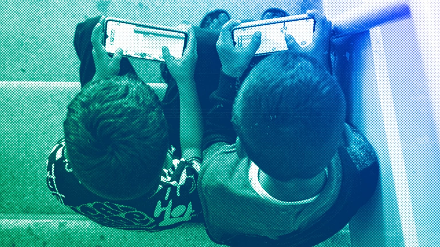 DOSSIER : Des enfants jouent à des jeux sur leur téléphone portable, octobre 2024, illustration