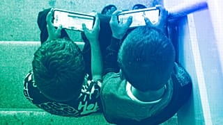 DOSSIER : Des enfants jouent à des jeux sur leur téléphone portable, octobre 2024, illustration