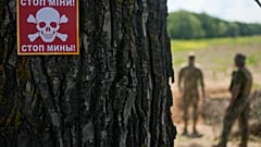 Ostrzeżenie o minach lądowych na obrzeżach Kijowa na Ukrainie. 