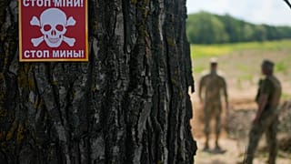 Ostrzeżenie o minach lądowych na obrzeżach Kijowa na Ukrainie. 