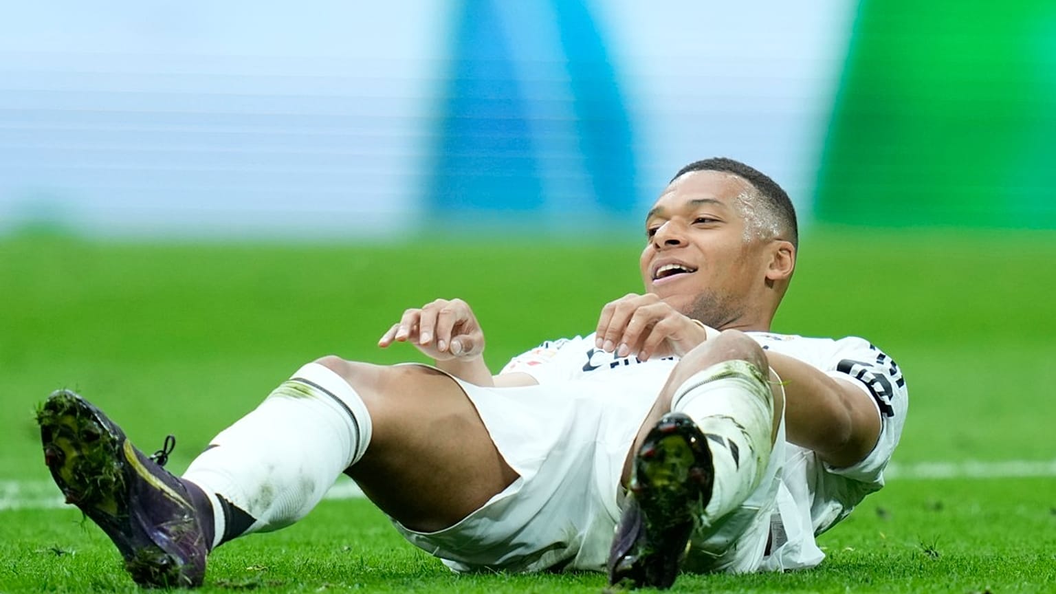 كيليان مبابي لاعب ريال مدريد أثناء مباراة في الدوري الإسباني لكرة القدم ضد ريال سوسيداد في ملعب سانتياغو برنابيو في مدريد، السبت 24 مايو 2025.  