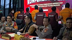 Suspeitos australianos do assassínio de um turista australiano durante uma conferência de imprensa na esquadra local da polícia em Badung, 26 de junho de 2025