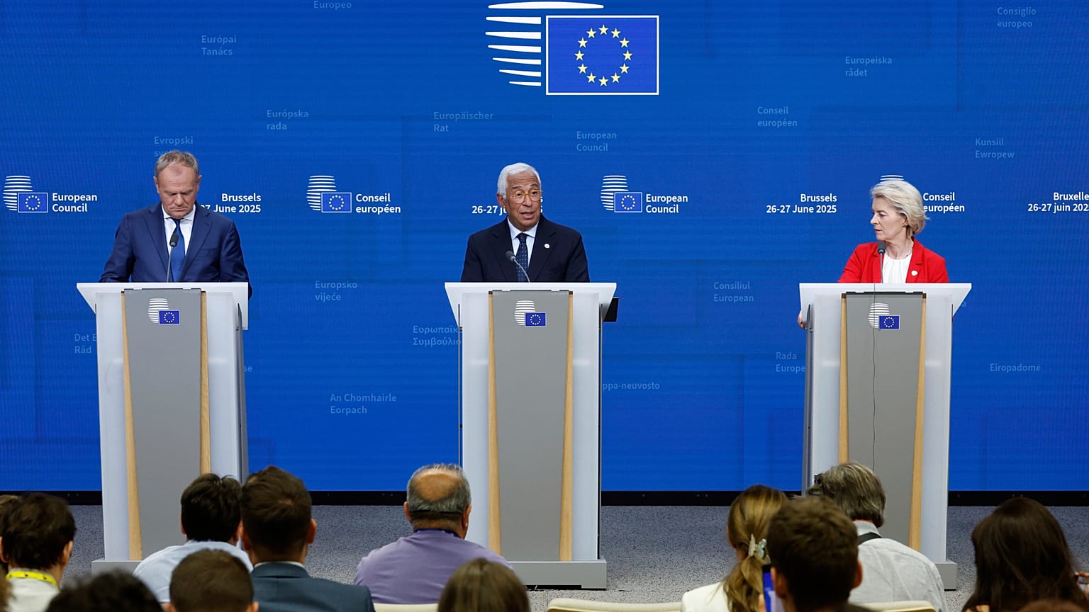 Από αριστερά, ο πρωθυπουργός της Πολωνίας Ντόναλντ Τουσκ, ο πρόεδρος του Ευρωπαϊκού Συμβουλίου Αντόνιο Κόστα και η πρόεδρος της Ευρωπαϊκής Επιτροπής Ούρσουλα φον ντερ Λάιεν απευθύνονται σε συνέντευξη Τύπου στο
