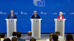 Der polnische Ministerpräsident Donald Tusk (von links), der Präsident des Europäischen Rates Antonio Costa und die Präsidentin der Europäischen Kommission Ursula von der Leyen sprechen auf einer Medienkonferenz bei einem