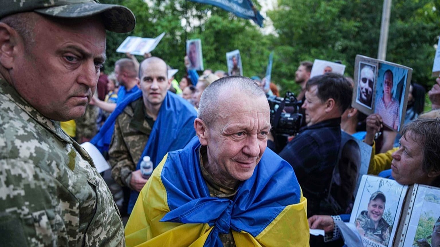 Ukrainische Soldaten gehen durch einen menschlichen Korridor, nachdem sie nach einem Kriegsgefangenenaustausch zwischen Russland und der Ukraine aus der Gefangenschaft zurückgekehrt sind, Tschernyhiv, Ukraine, Donnerstag, 26. Juni 2025