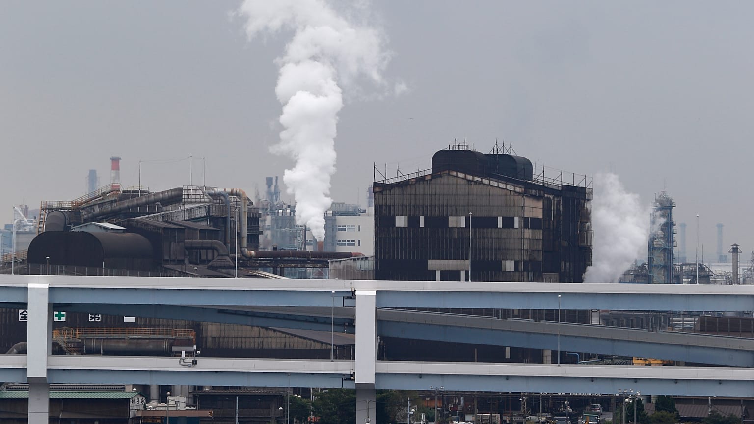 El humo sale de una refinería de petróleo en Kawasaki, al suroeste de Tokio. 21 de octubre de 2013.