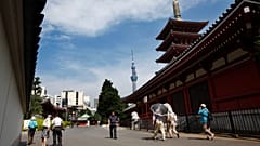DATEI - Menschen spazieren auf dem Gelände des Sonsoji-Tempels im Tokioter Stadtteil Asakusa vor der Kulisse des neuen Tokioter Fernmeldeturms Tokyo Sky Tree.